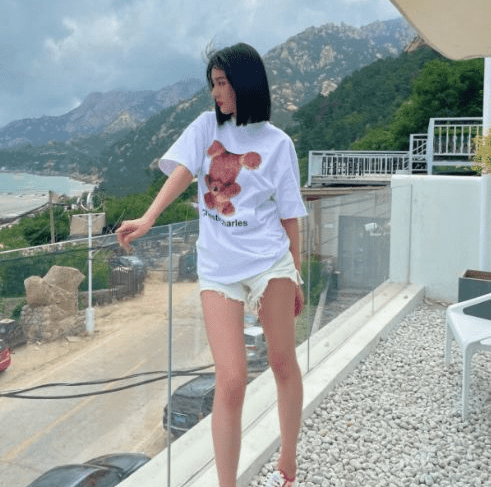 网友|宋祖儿穿吊带裙拍清凉大片,海边美照太抢镜