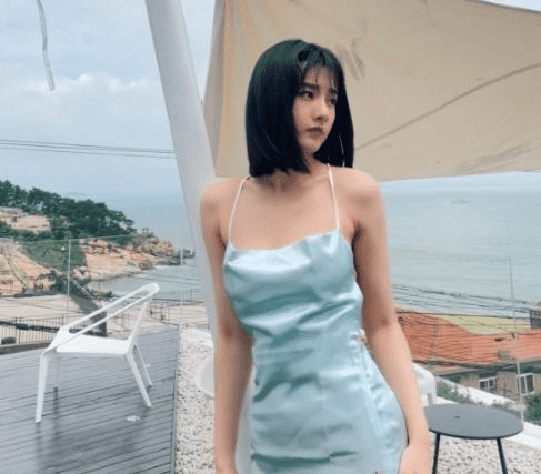 网友|宋祖儿穿吊带裙拍清凉大片,海边美照太抢镜