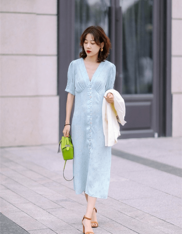 服装|女人再懒，穿裙子也别配丝袜