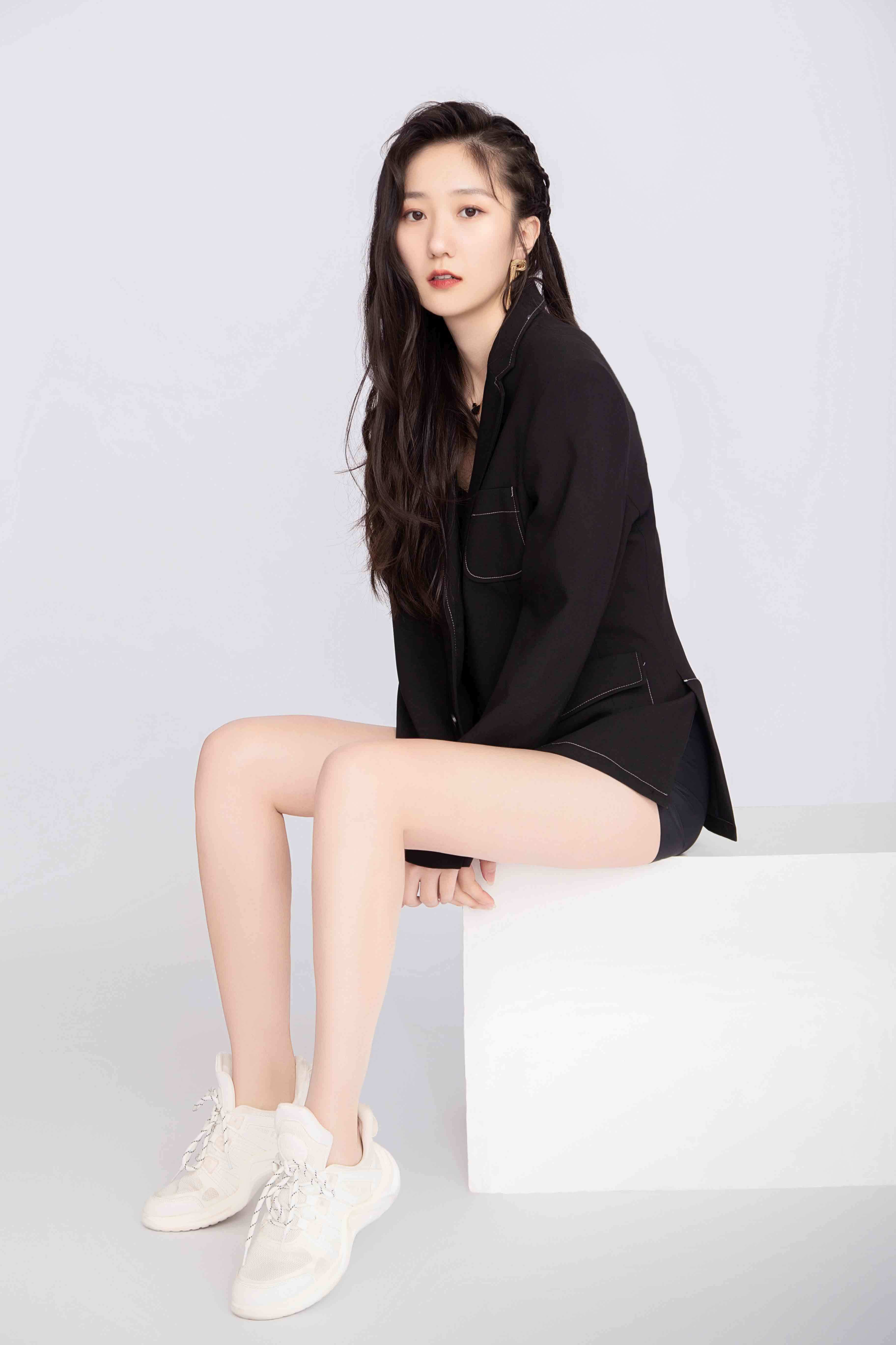 演员陈岩写真曝光:黑色系时尚西服不失洒脱与干练