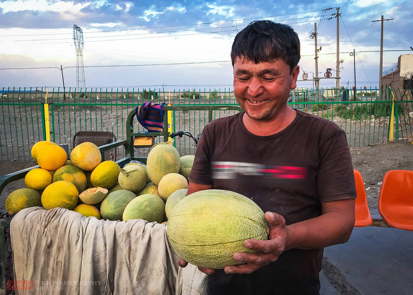 新疆大哥路边卖哈密瓜，才卖2块钱一斤，糖份太高吃完手都黏糊糊