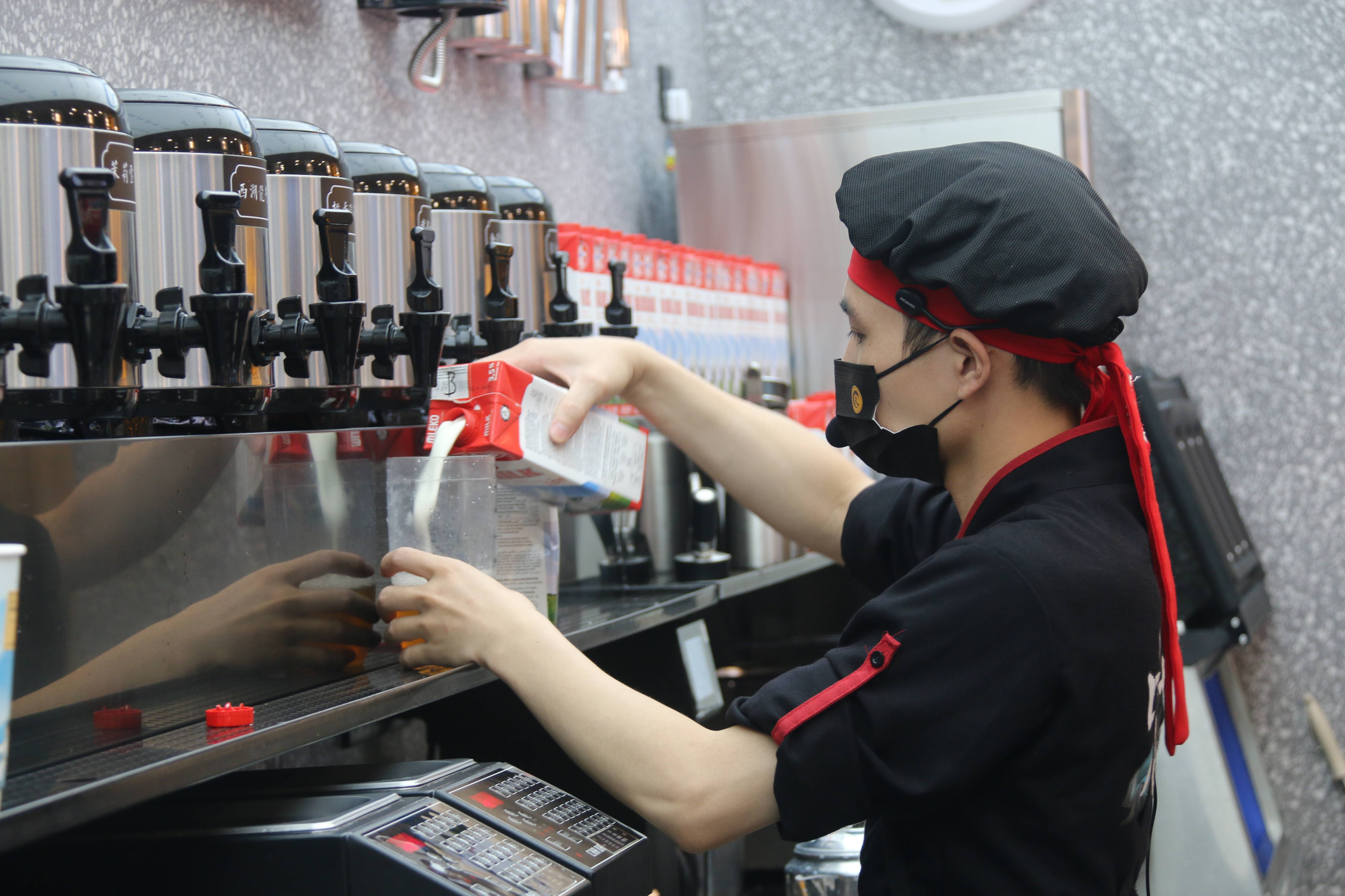 我看了看做奶茶的过程,的确不是拿粉沏的那种,店员要亲力亲为泡茶