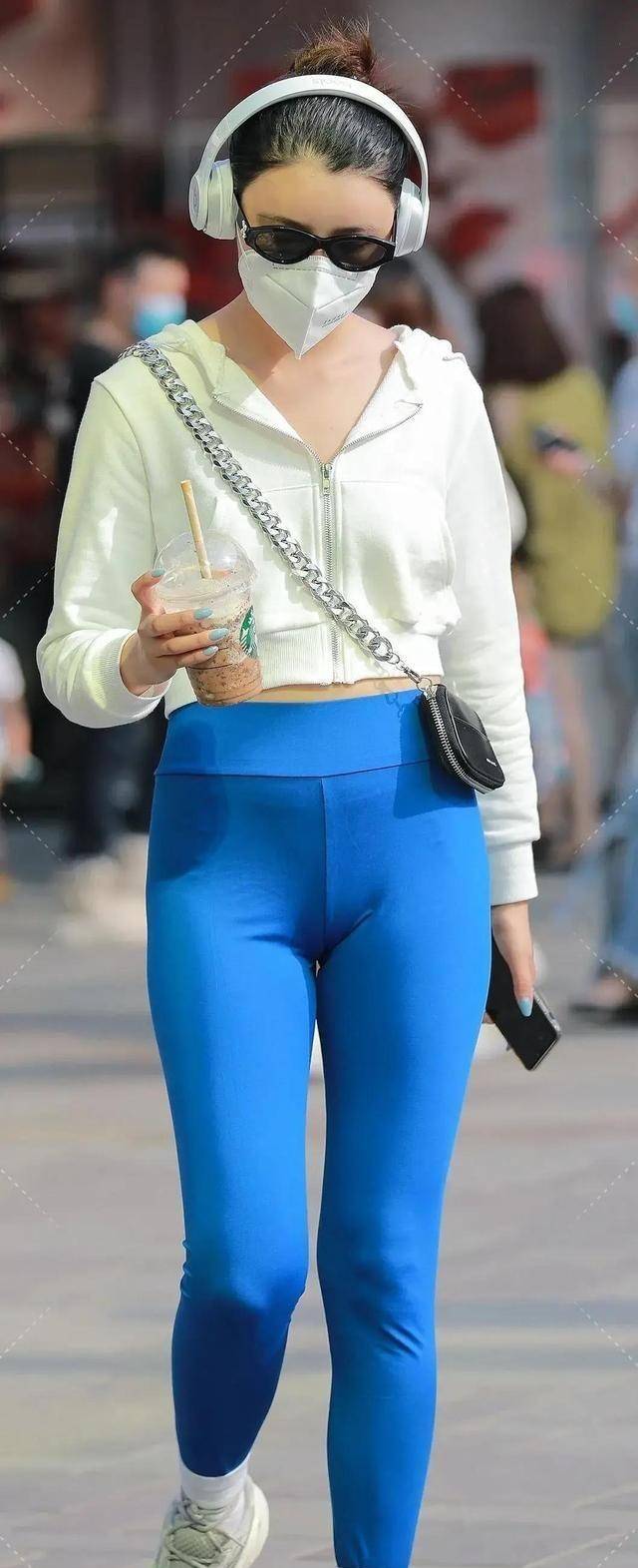 显得|整洁利落的打底裤增添潮流风度，展示姑娘的白皙美脚，酷劲十足