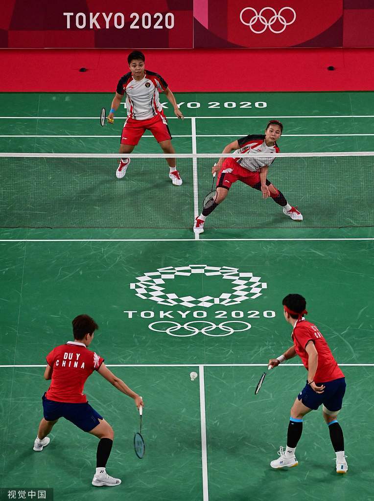 奥运会羽毛球女双1/4决赛,中国选手杜玥李茵晖对阵印尼选手波利拉哈尤