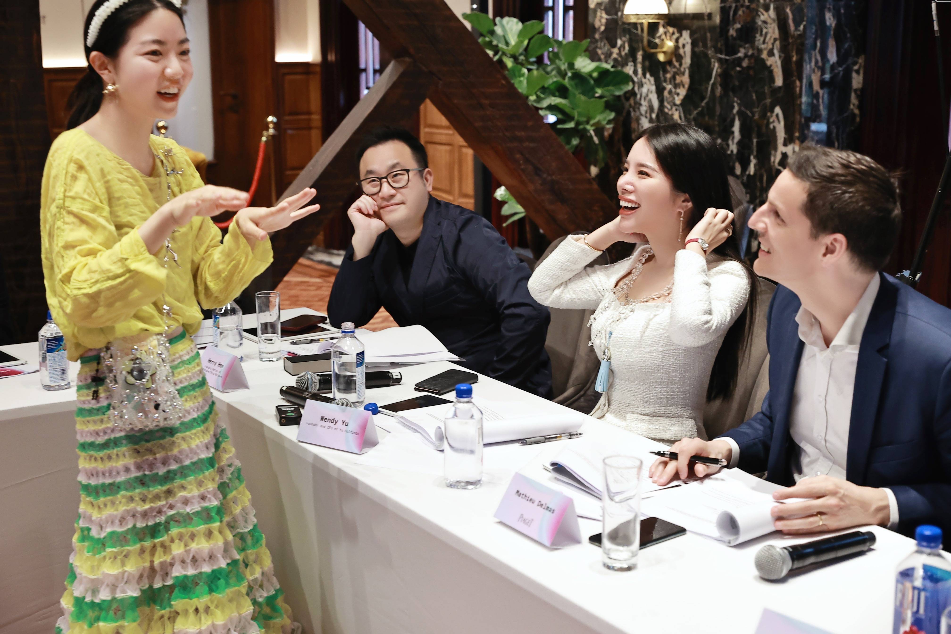 余晚晚入选“非凡邂逅” 赋能女性亦师亦友-搜狐大视野-搜狐新闻