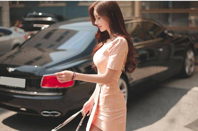 高跟鞋|超可爱的粉色连衣裙小姐姐，配上一双银色高跟鞋更是时尚性感迷人