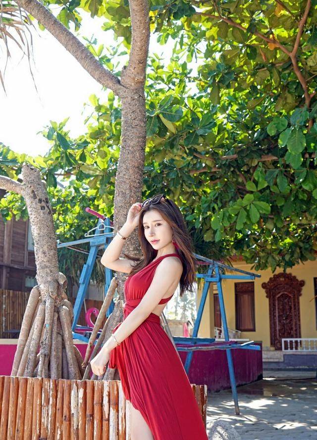 魅力|度假的红色露背连衣裙美女，性感却不妖艳！