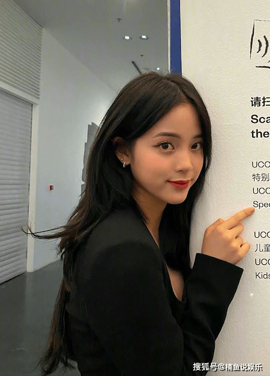 卫衣|21岁欧阳娜娜太会打扮了！轻熟女气质抢镜，长发飘飘好漂亮