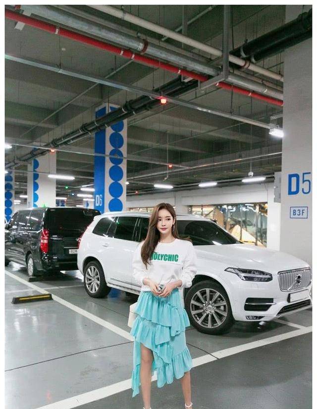 设计|美女白色T恤搭配蓝色不规则百褶裙青春靓丽美,让你拥有整个夏天