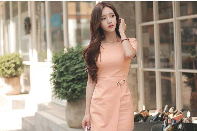 高跟鞋|超可爱的粉色连衣裙小姐姐，配上一双银色高跟鞋更是时尚性感迷人