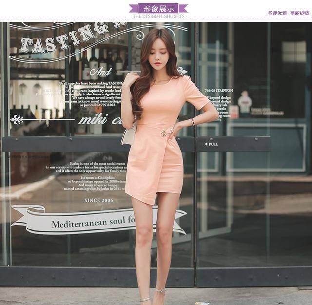 高跟鞋|超可爱的粉色连衣裙小姐姐，配上一双银色高跟鞋更是时尚性感迷人