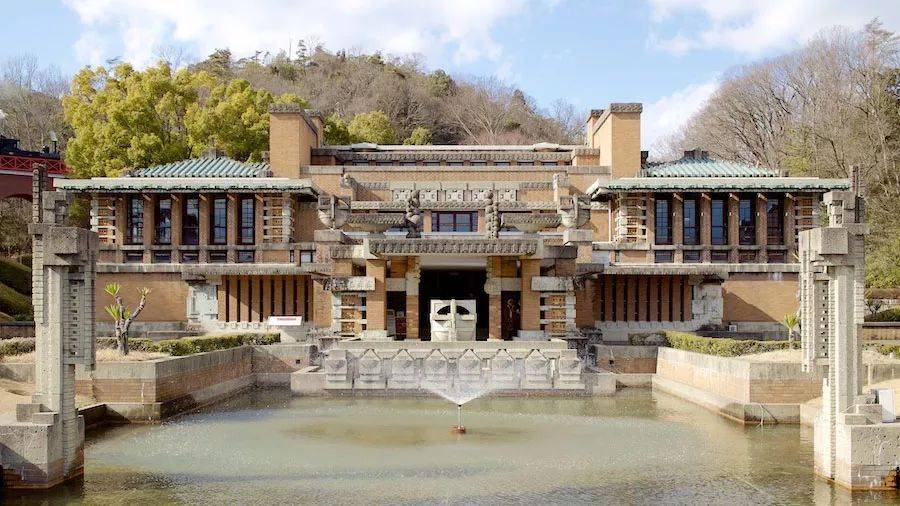 东京帝国饭店赖特于 1869 年出生在美国威斯康星州,原来在大学中学习