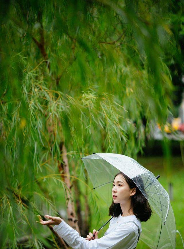 部位|背带裙搭配白色小衫，2021这样穿，减龄甜美给你满满的少女感