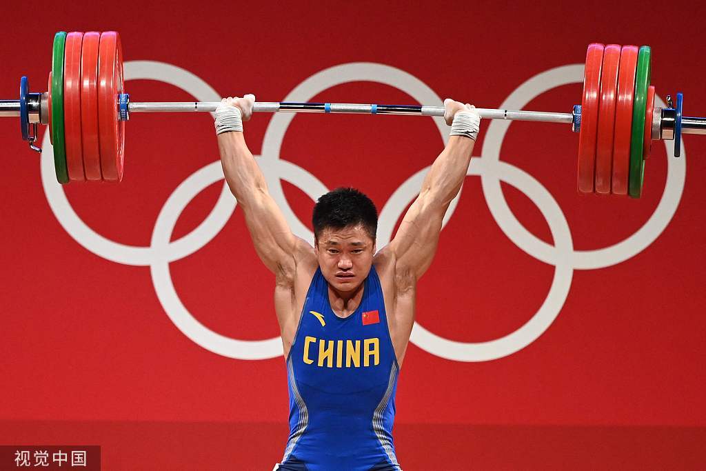 高清图:吕小军夺冠刷新奥运纪录 登台领奖气势足