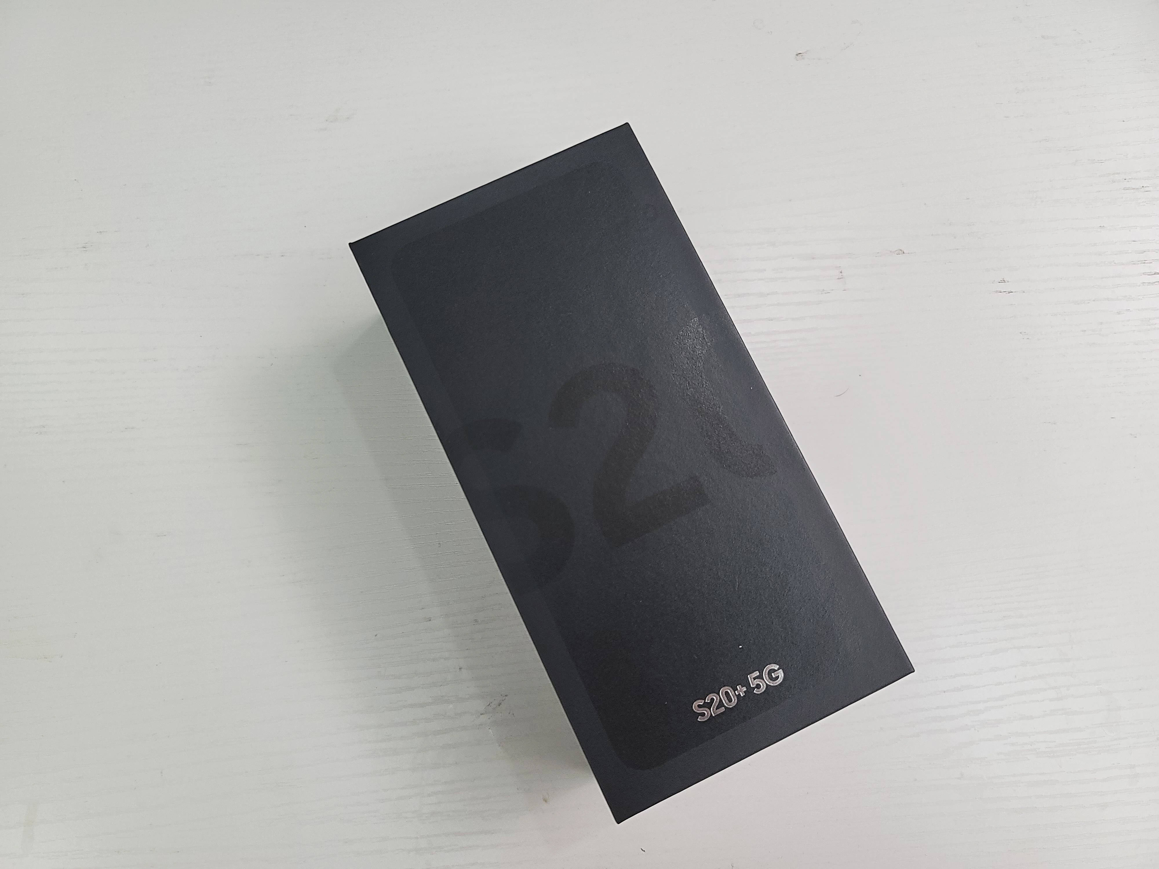 我们可以看到官翻机采用的是三星原厂外包装包装盒侧边贴有产品说明的