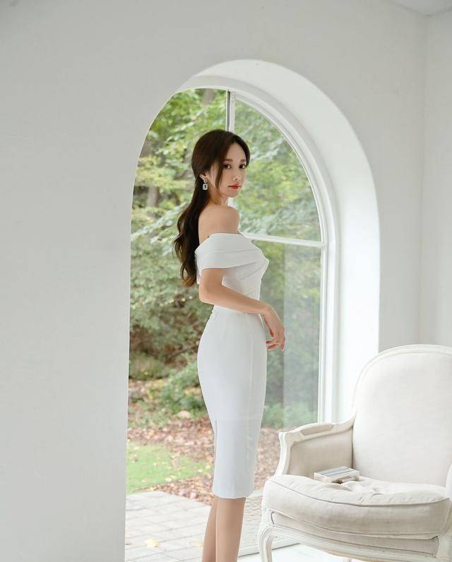 身材|潮流穿搭展示：白色抹胸连衣裙的美女穿出高贵优雅，时尚迷人