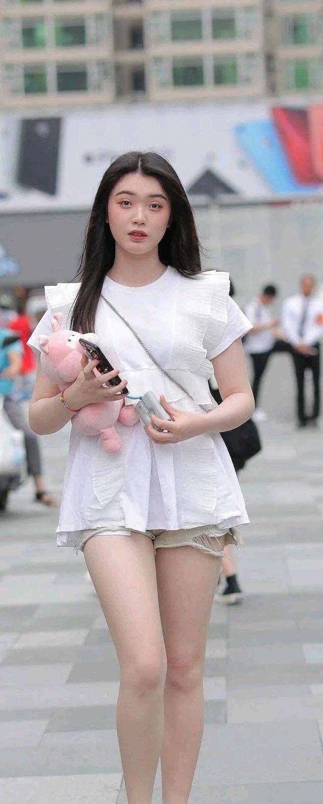 身材|白色荷叶边衬衫和红色格子衬衫，环肥燕瘦各有千秋，好看还有气质