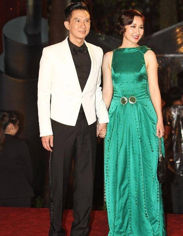 贵妇|张家辉妻子真挺有贵妇感的,穿成富太太样有点显龄,但气质真不错