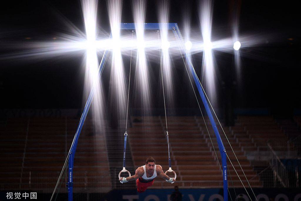 高清图体操男子吊环刘洋夺金领取奖牌开心激动