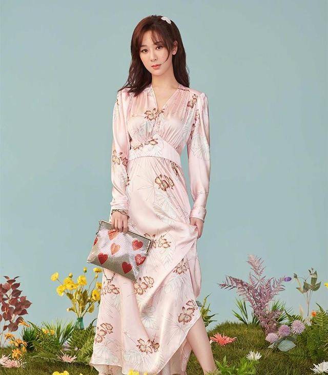 粉色|杨紫烟雾朦胧感大片上热搜，身穿粉色服装精致有型，短发也很甜美