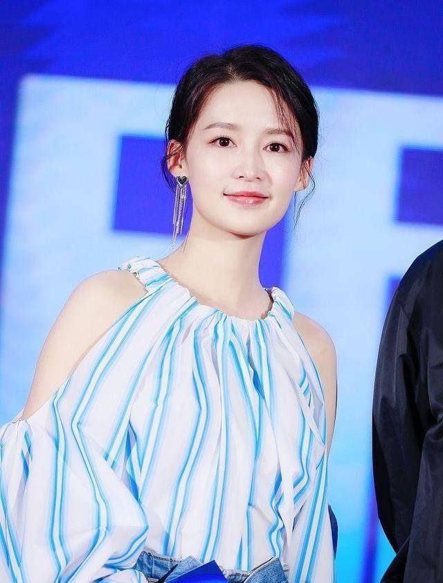 身材|李沁这造型真奇特，穿条“柱子裤”，感觉比张一山腿“粗”一圈