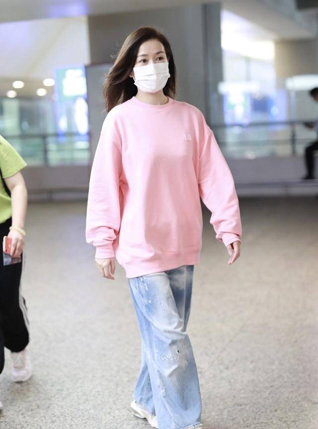 曲线|佘诗曼的身材真挺好的，穿波点裙秀曲线，撞衫小9岁张俪也不输