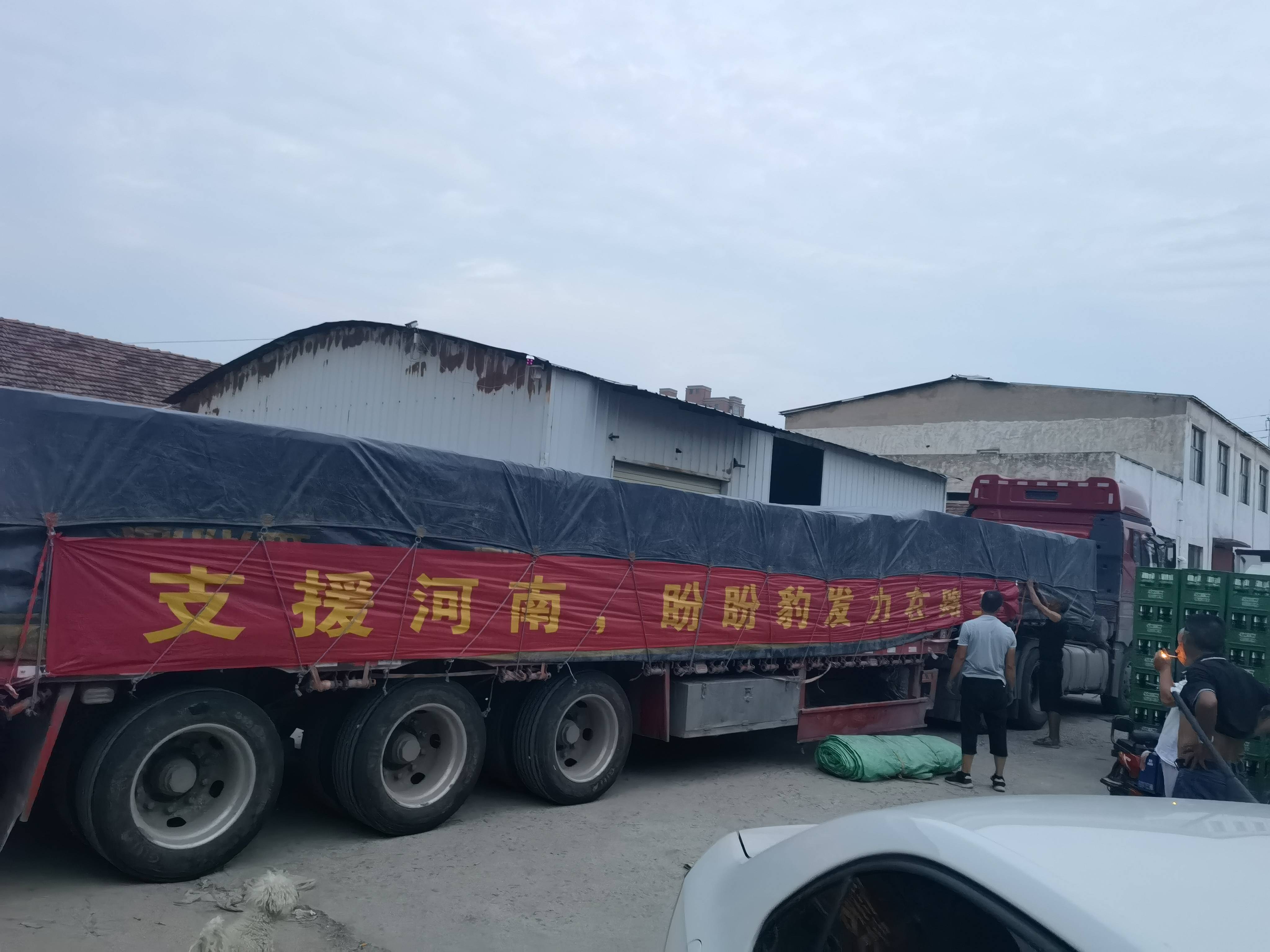 100多车盼盼食品送往河南爱心物资一直在路上