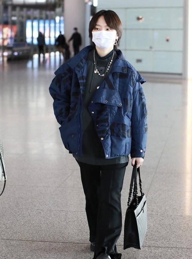 服装|周笔畅私底下真接地气，头发随便抓一抓就出门，素颜出镜也不在乎