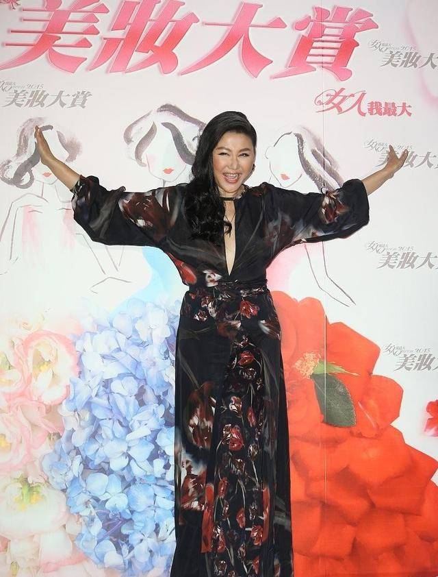 身材|蓝心湄真挺不服老的，一把年纪还要穿开叉裙秀身材，侧面真撩人
