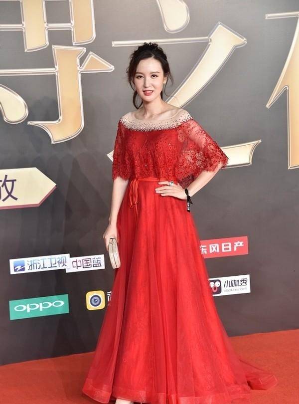 张萌|张萌穿得可真不像个老板娘,套了件睡裤就出门,素颜也不在乎