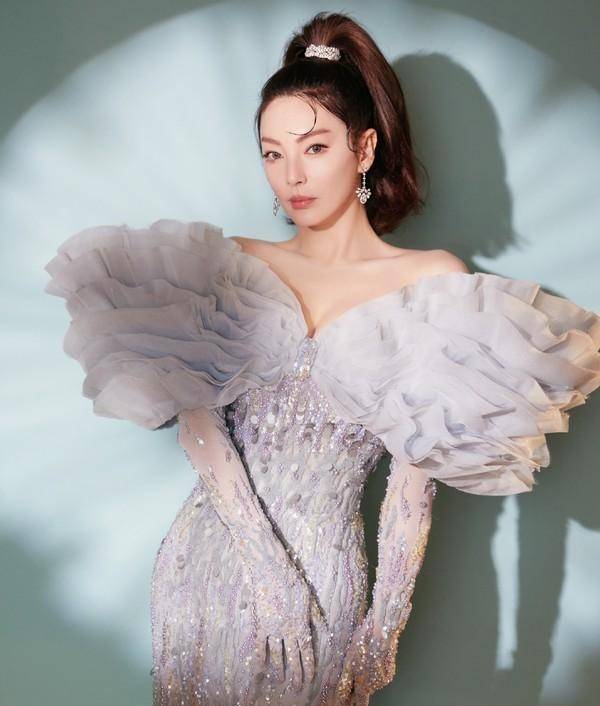 张雨绮|张雨绮微博之夜造型曝光，一袭云朵裹身裙高级又大气，妥妥的C位