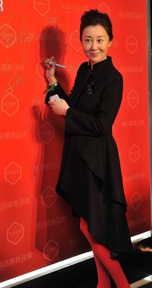 短裙|孙楠的现任妻子真会省布料，穿短裙还“缺一块”，别说还挺时尚的