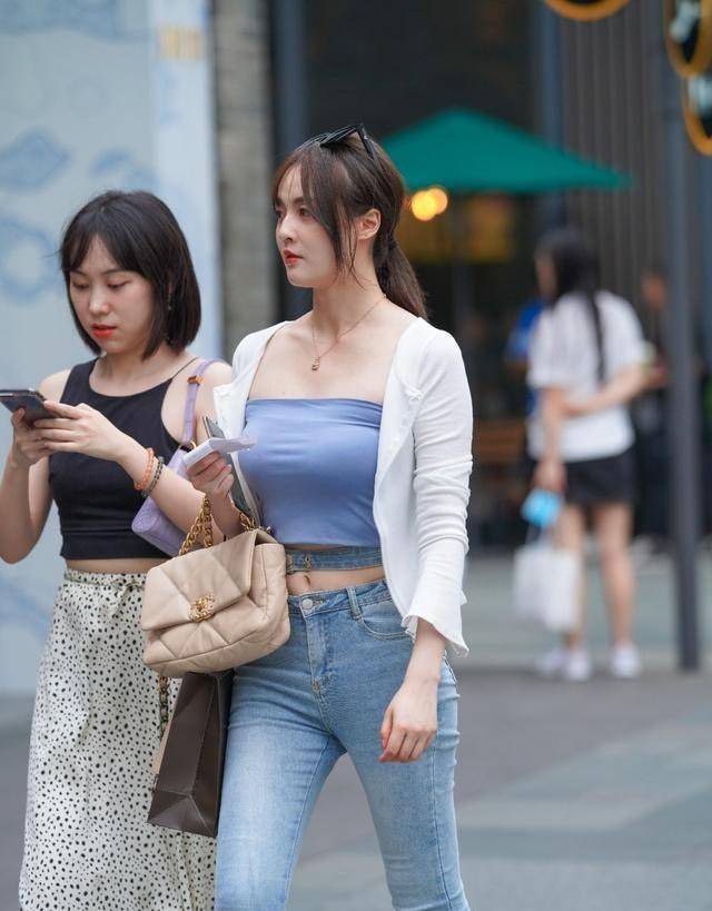小脚|丰润紧致的微胖美女，简单得体的小脚牛仔裤，清爽又洒脱