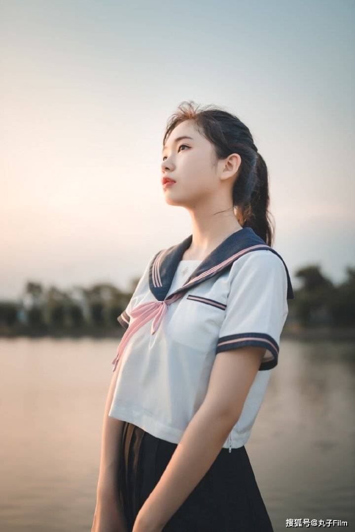 性感美女时尚写真:校服少女户外街拍,清纯甜美可爱迷人!