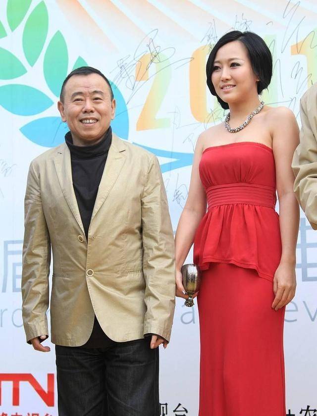 身材|潘长江女儿潘阳虽然瘦却不柴，穿红色抹胸秀曲线，但拜拜肉挺突兀