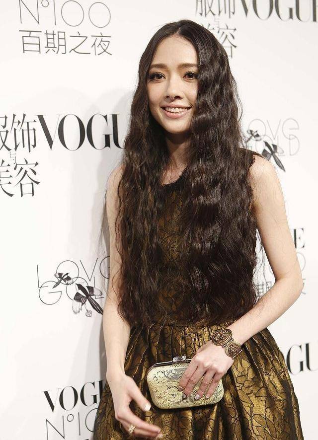 郭碧婷|自带贵气感的女人真瞩目，郭碧婷虽然像穿了“窗帘布”，但好美腻