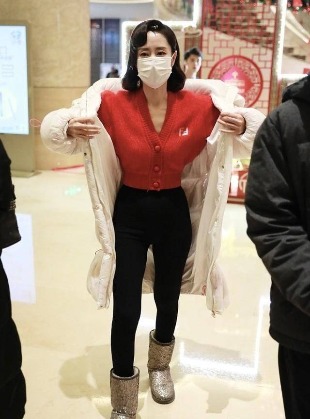 刘敏涛|刘敏涛时尚感还挺强，穿个假两件休闲又个性，肤色白皙看着都晃眼