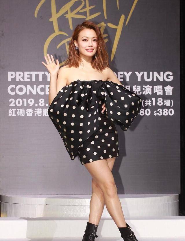 黑色|容祖儿参加浪姐后胆子更大了，露脐装配运动裤秀马甲线，真有魅力