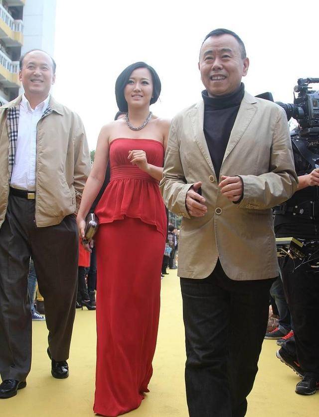 身材|潘长江女儿潘阳虽然瘦却不柴，穿红色抹胸秀曲线，但拜拜肉挺突兀