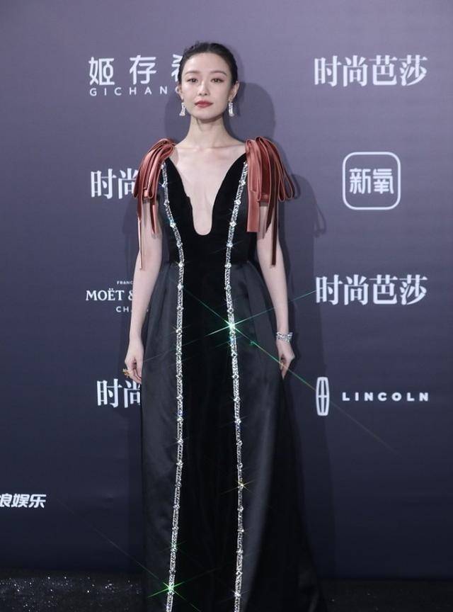 身材|比倪妮的“超模脸”带劲的是她的身材，裙子这么紧也没赘肉，真赞