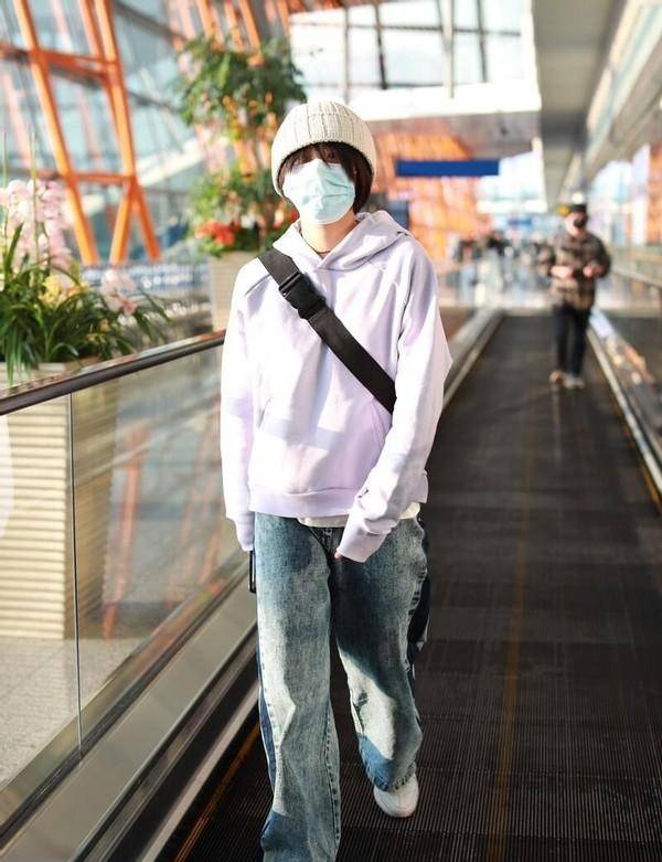 小孩|张子枫没长大,卫衣配牛仔裤还跟小孩似的,演技出众私下也羞涩