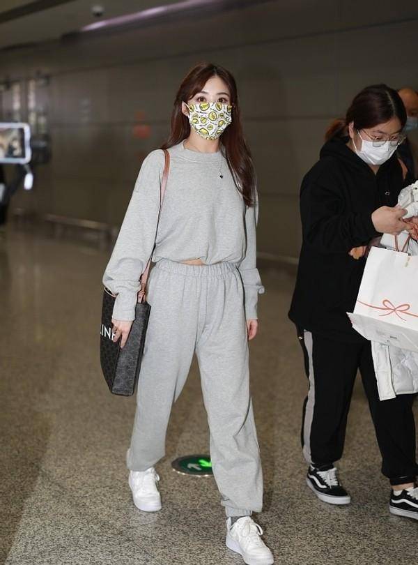 张含韵|张含韵真有30多了？穿萝卜色羽绒服跟小姑娘似的，也太可爱了