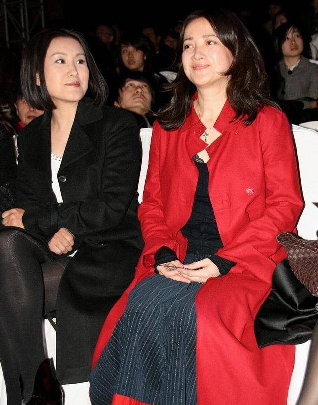 何晴|60后的何晴风韵犹存，自然老去的样子真美，笑出双下巴也不难看