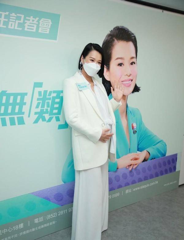 黑色|胡杏儿为捞金真是拼，挺8月孕肚现身记者会，一身西装还挺显瘦