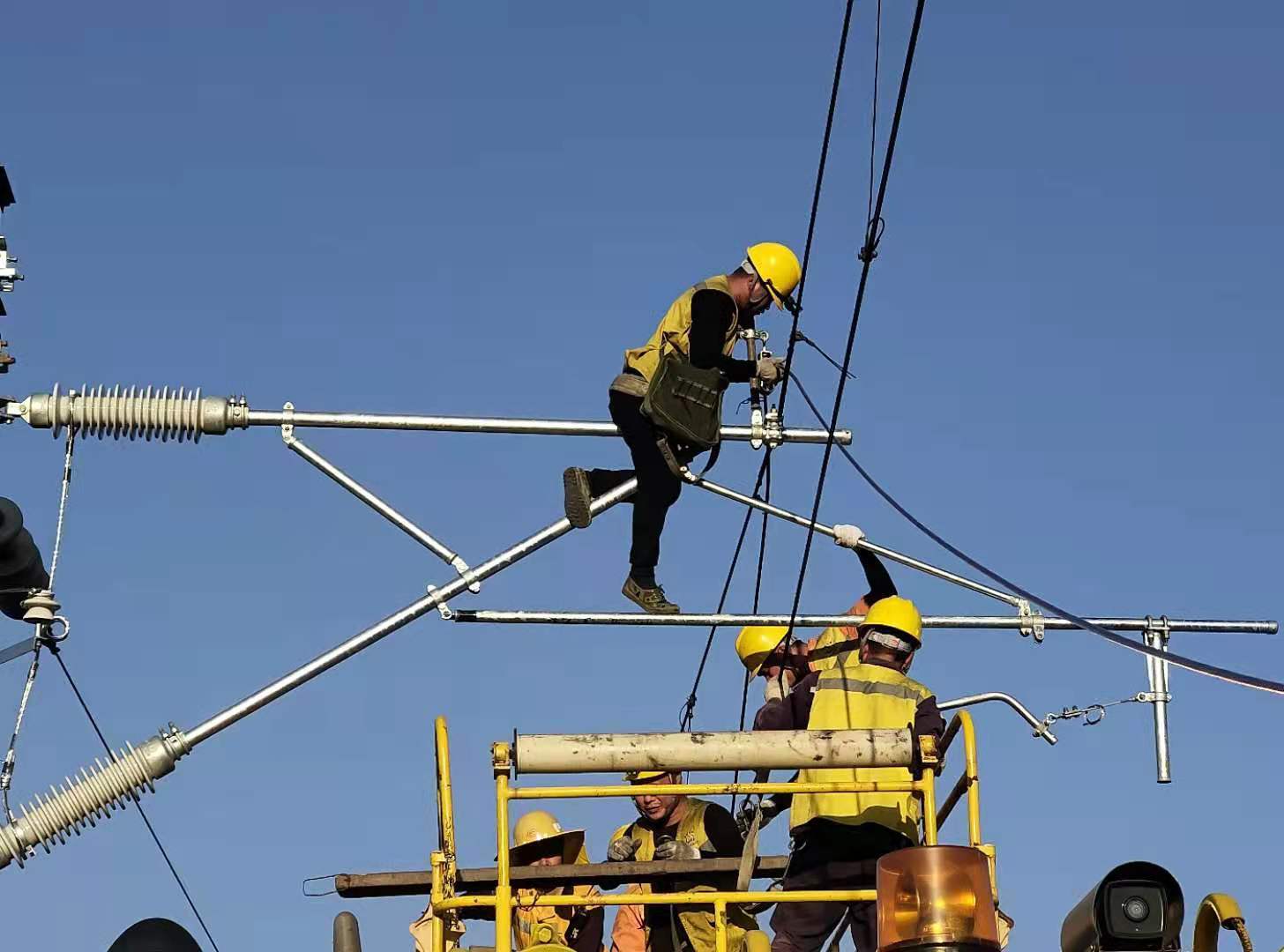 中鐵五局電務城通公司寶中線接觸網大修工程主體線索更換拉開序幕