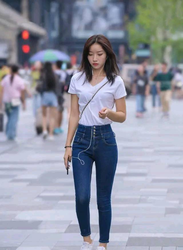 时尚|专题街拍：牛仔裤是每个潮流女人必备的时尚单品