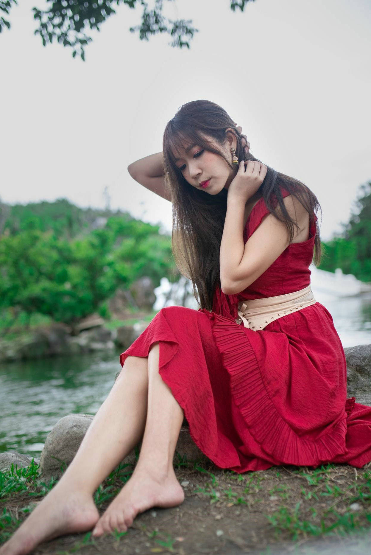 显得|红色的连衣裙V领的设计，露出胸口与锁骨，很有夏日的味道