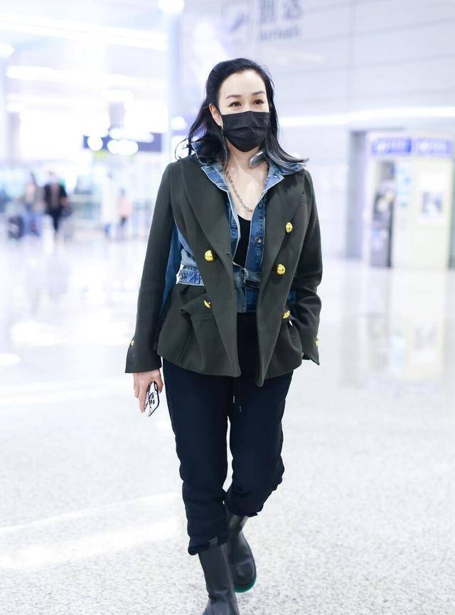 套装|钟丽缇一点都不像奔五的人，一身未来感搭配太惹眼，真不是一般人
