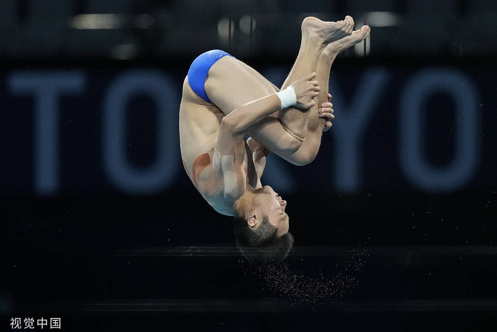 男子跳水单人十米台半决赛 曹缘杨健失误仍前二晋级