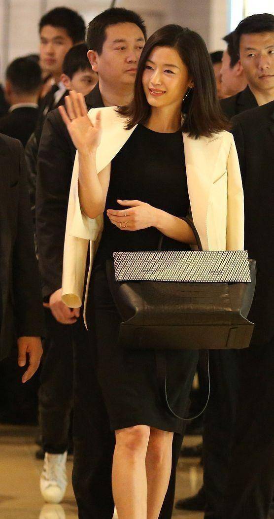 场合|嫁给了设计师之子的全智贤，难怪审美真不错，不浓妆艳抹更有气质